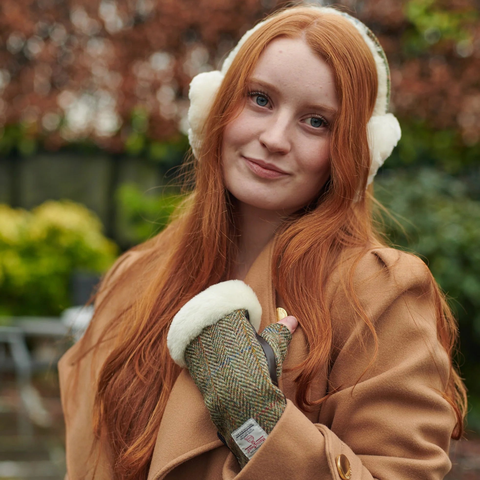 Islander Black and Grey Ladies Mittens with Harris Tweed Fabric – Image 2 | Harris Tweed Scotland