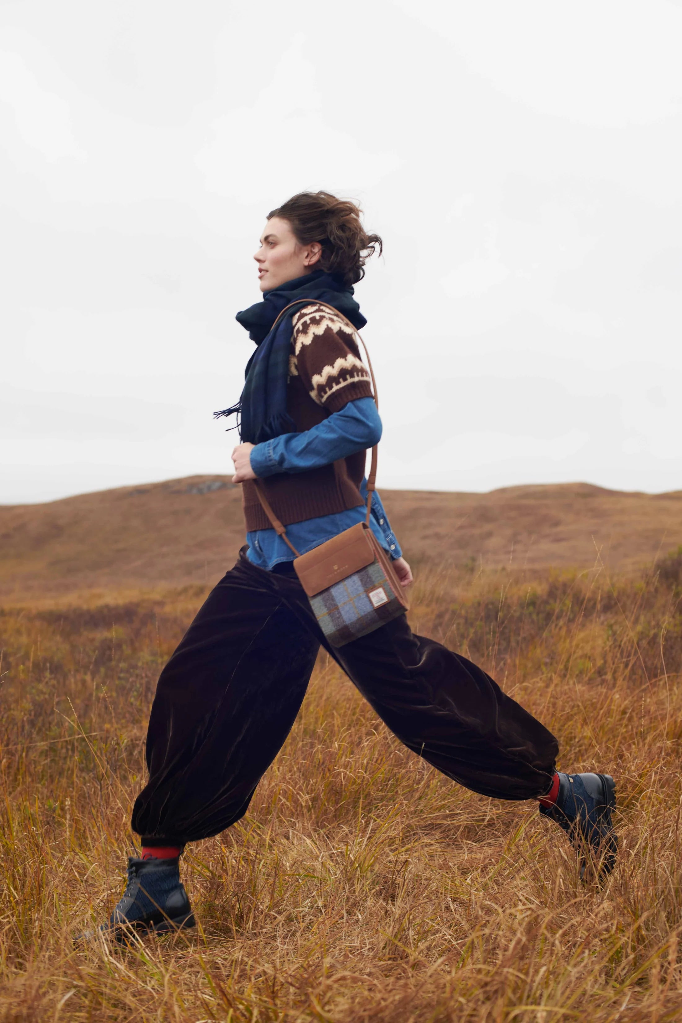 Eilidh Brown Leather Crossbody Bag with Harris Tweed Beige Dogtooth Fabric – Image 2 | Harris Tweed Scotland